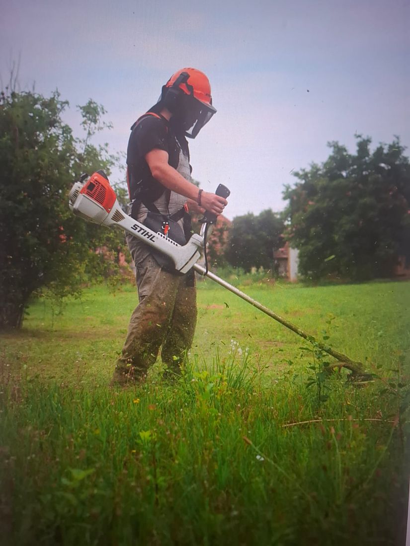 Erik Varga pri kosení pozemku krovinorezom STIHL v Topoľčanoch