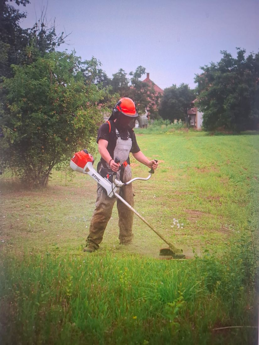 Kosenie veľkého pozemku krovinorezom