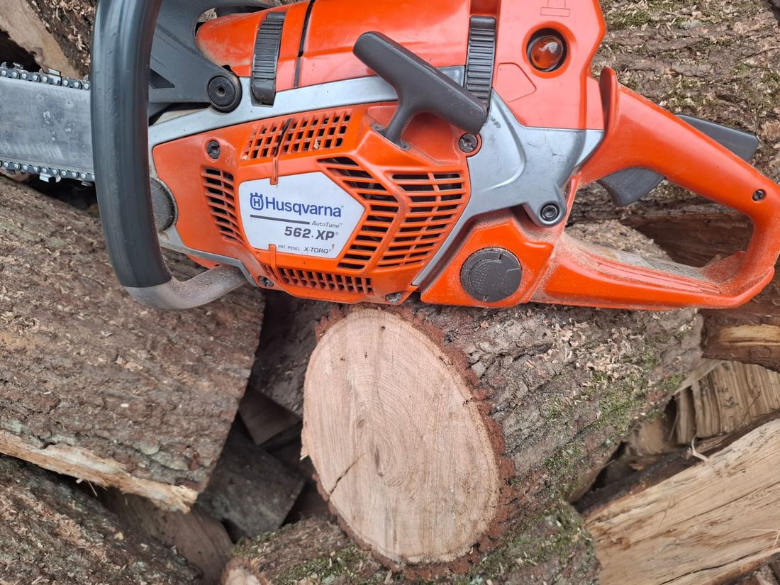 Pílenie dreva motorovou pílou Husqvarna